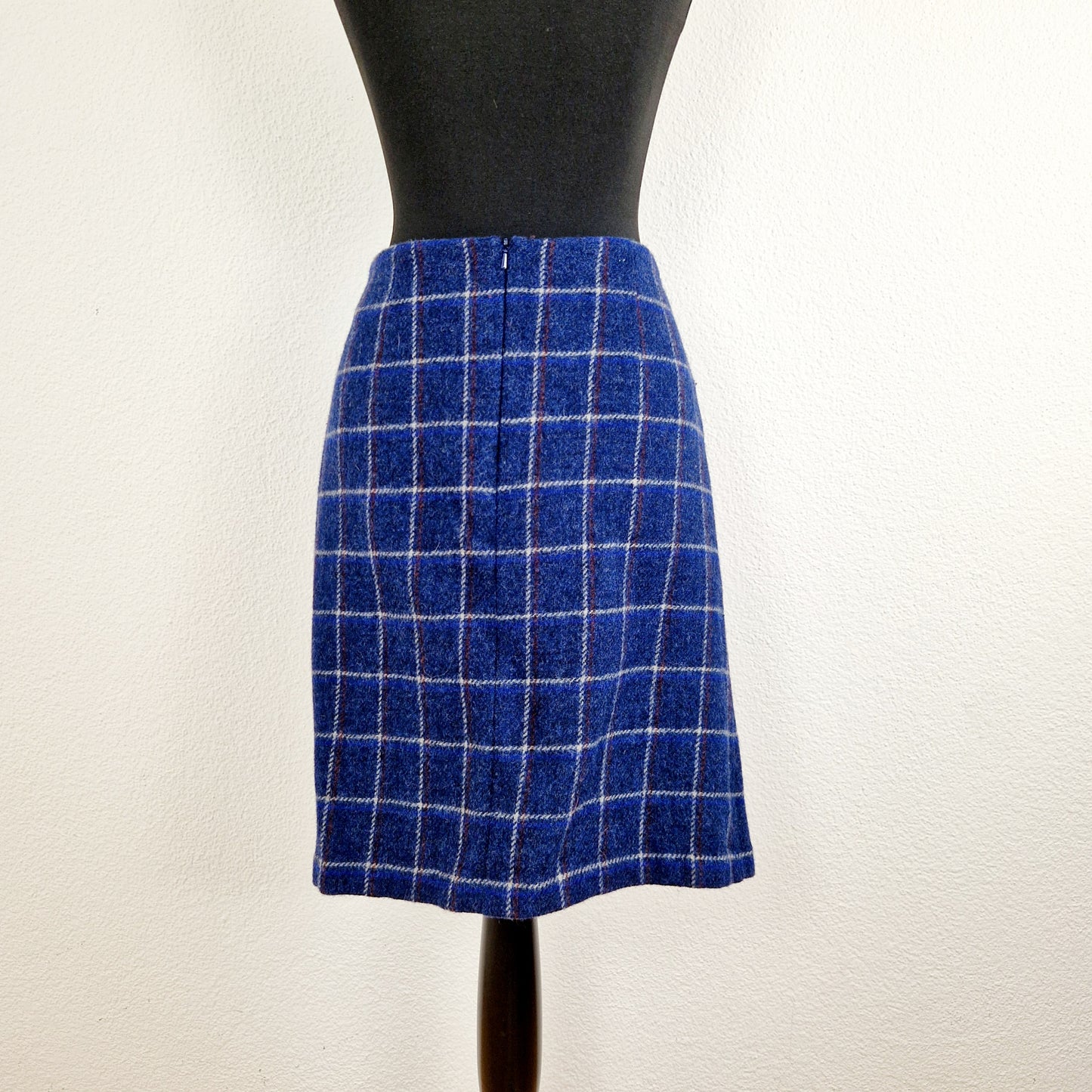 Einzigartiger und nachhaltiger Vintage Rock in blau-braun-hellgrau, kariert. Unique and sustainable vintage skirt in blue-brown-light grey, checked. Back.