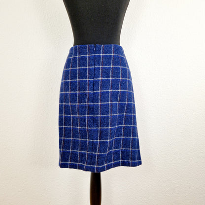 Einzigartiger und nachhaltiger Vintage Rock in blau-braun-hellgrau, kariert. Unique and sustainable vintage skirt in blue-brown-light grey, checked. Back.