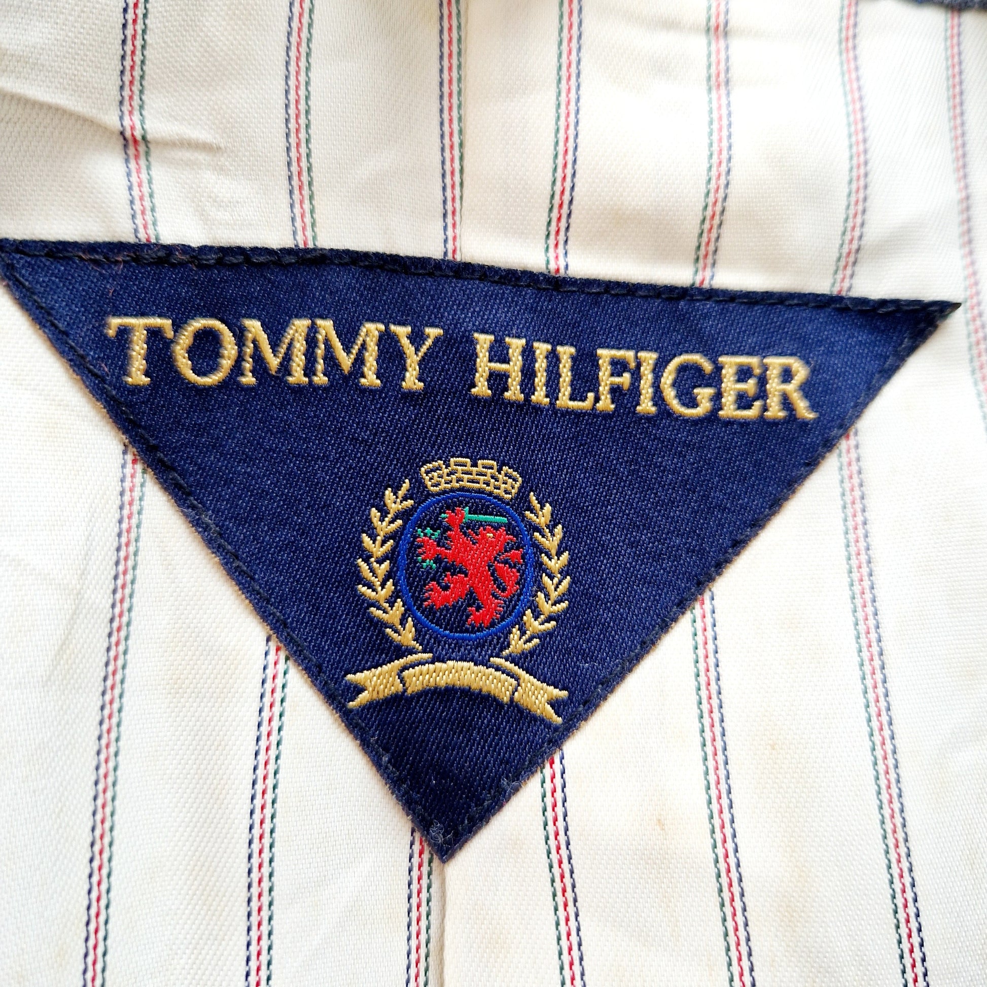 Einzigartiger und nachhaltiger Vintage Blazer in grau-weiss-blau, Nadelstreifen, von Tommy Hilfiger. Tag.