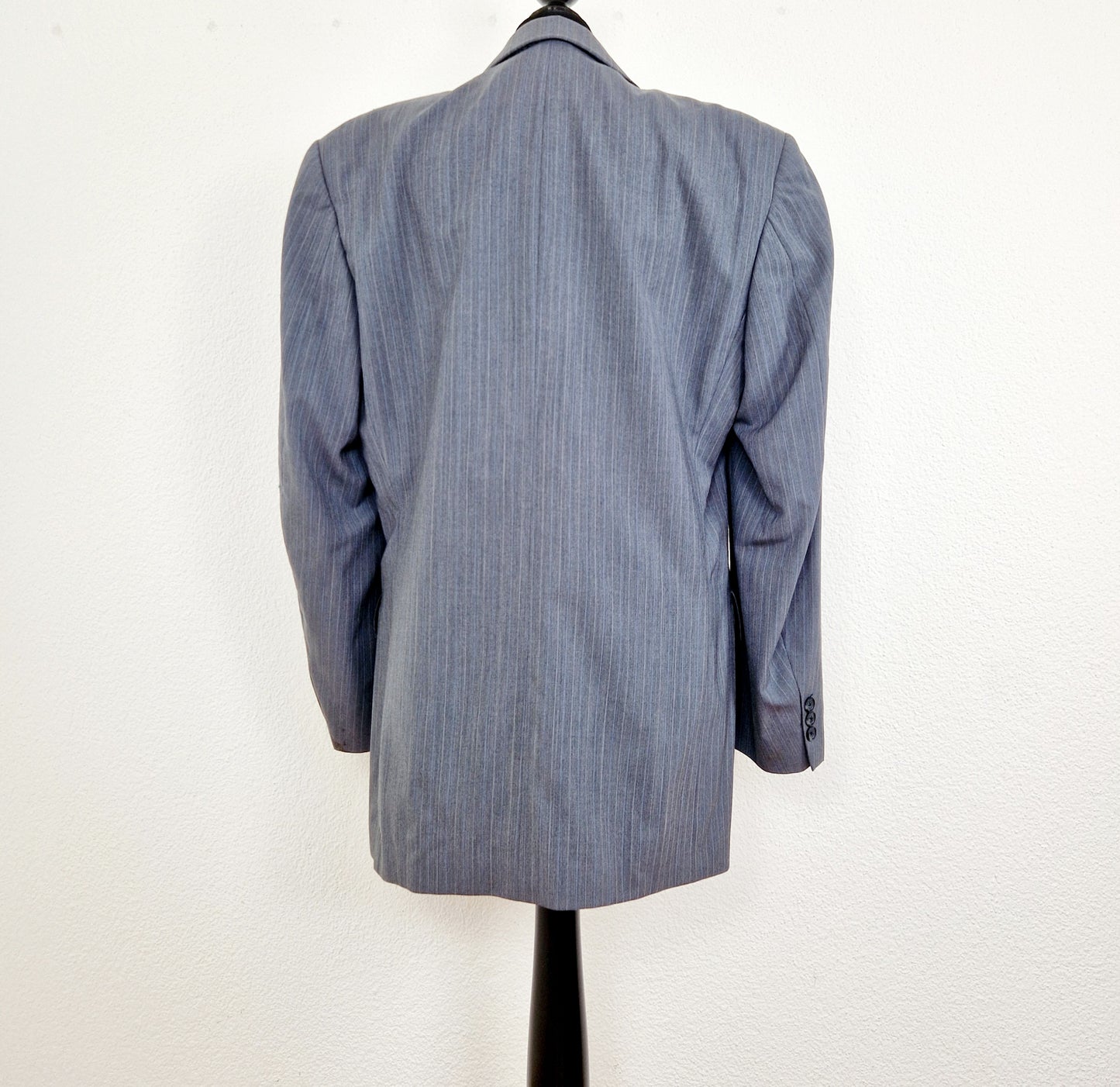 Einzigartiger und nachhaltiger Vintage Blazer in grau-weiss-blau, Nadelstreifen, von Tommy Hilfiger. Back.
