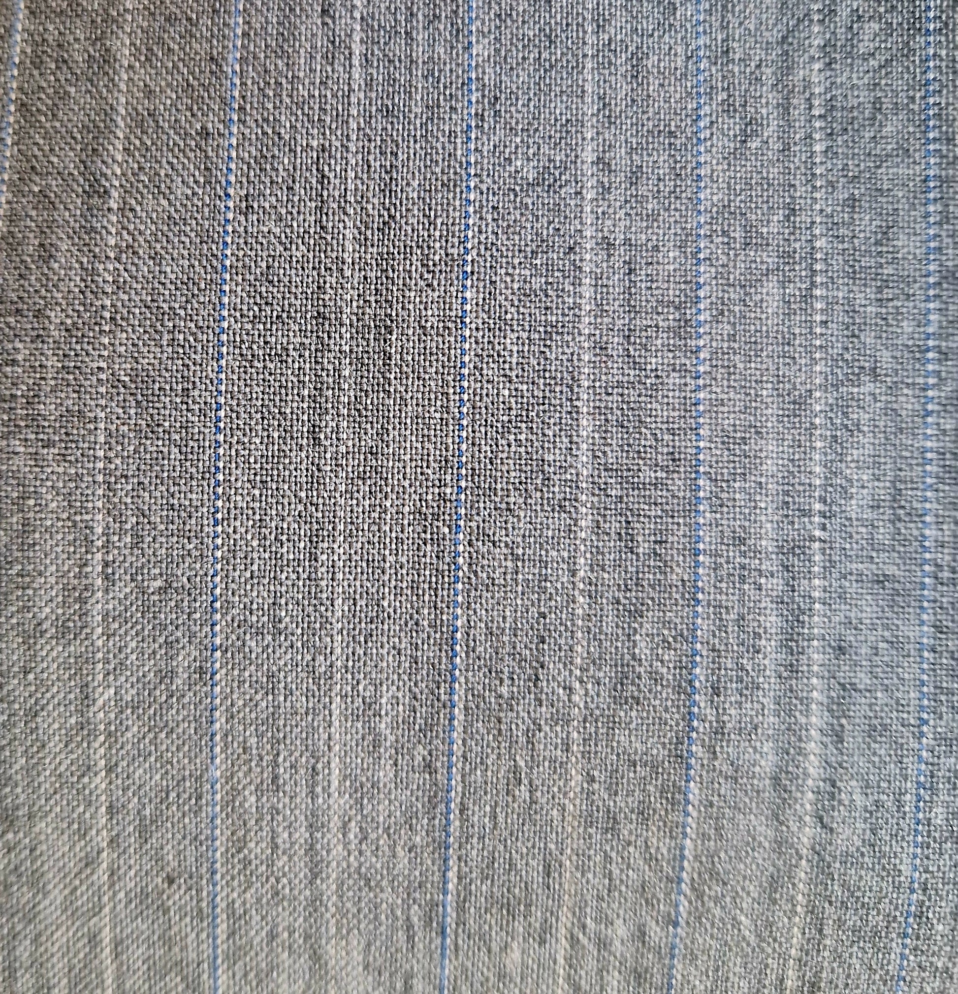 Einzigartiger und nachhaltiger Vintage Blazer in grau-weiss-blau, Nadelstreifen, von Tommy Hilfiger. Close-up 2.