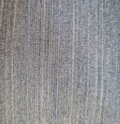 Einzigartiger und nachhaltiger Vintage Blazer in grau-weiss-blau, Nadelstreifen, von Tommy Hilfiger. Close-up 2.