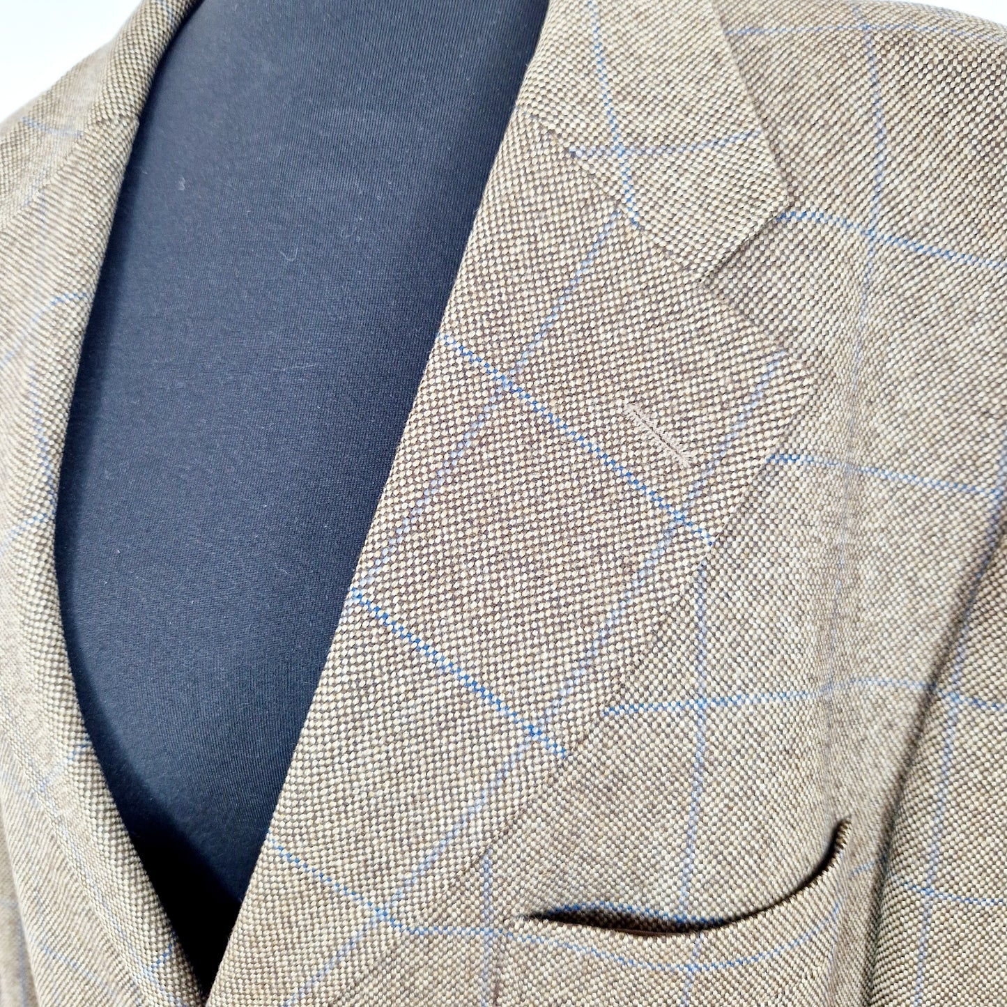 Einzigartiger und nachhaltiger Vintage Blazer in braun-blau, kariert. Unique and sustainable vintage blazer in brown-blue, checked. Close-up.
