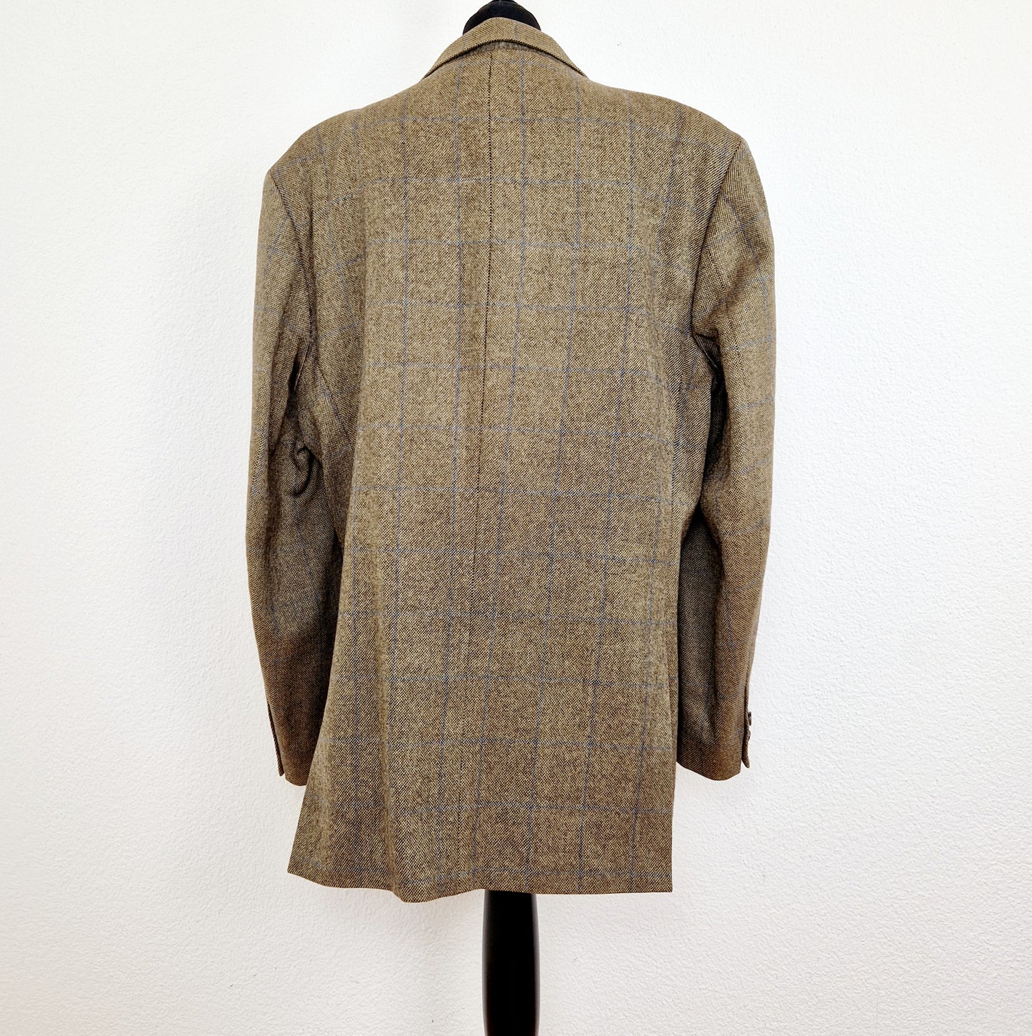 Einzigartiger und nachhaltiger Vintage Blazer in braun-blau, kariert. Unique and sustainable vintage blazer in brown-blue, checked. Back.