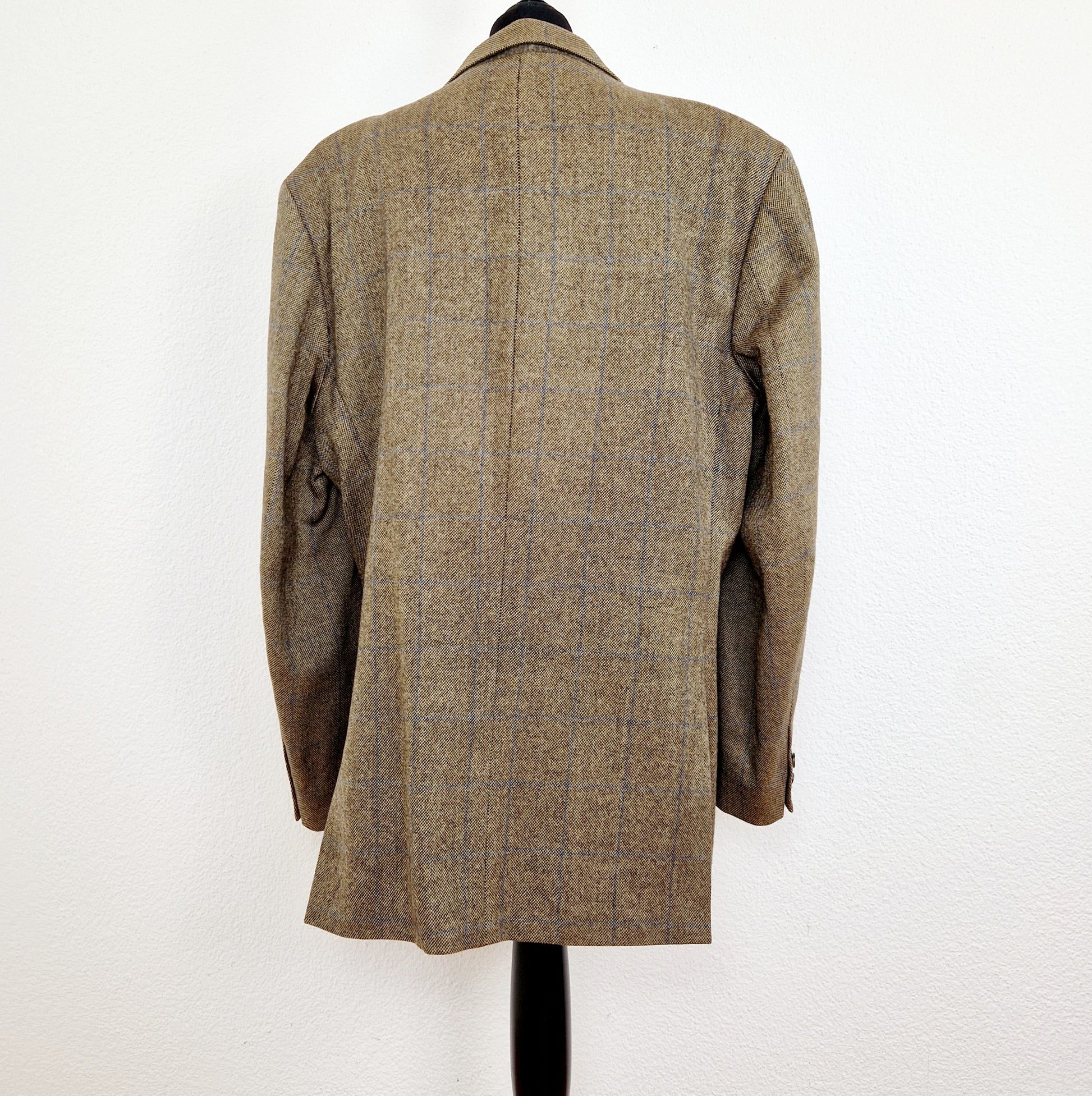 Einzigartiger und nachhaltiger Vintage Blazer in braun-blau, kariert. Unique and sustainable vintage blazer in brown-blue, checked. Back.