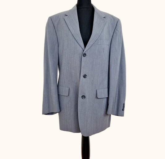 Einzigartiger und nachhaltiger Vintage Blazer in grau-weiss-blau, Nadelstreifen, von Tommy Hilfiger. Front.