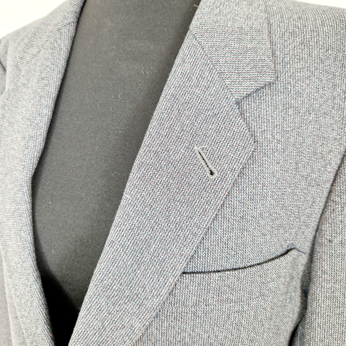 Einzigartiger und nachhaltiger, melierter Vintage Blazer in anthrazit-blau-rot. Close-up.