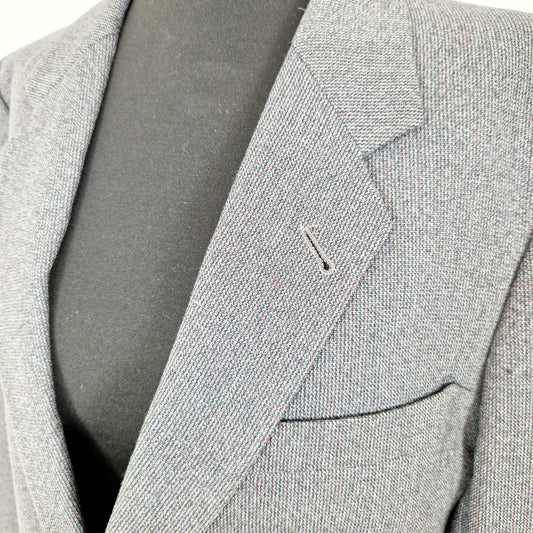 Einzigartiger und nachhaltiger, melierter Vintage Blazer in anthrazit-blau-rot. Close-up.