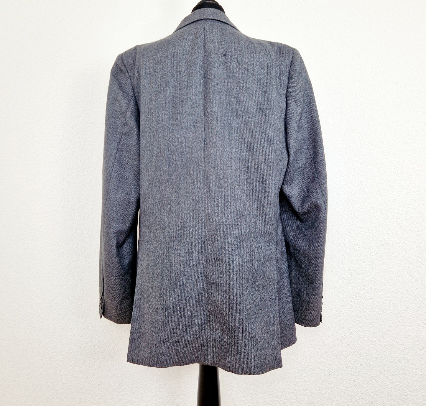 Einzigartiger und nachhaltiger, melierter Vintage Blazer in anthrazit-blau-rot. Back.