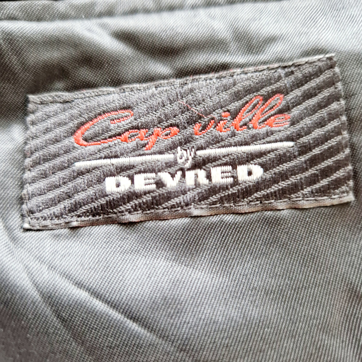 Einzigartiger und nachhaltiger Vintage Blazer in schwarz-oliv mit Fischgrätmuster. Tag.