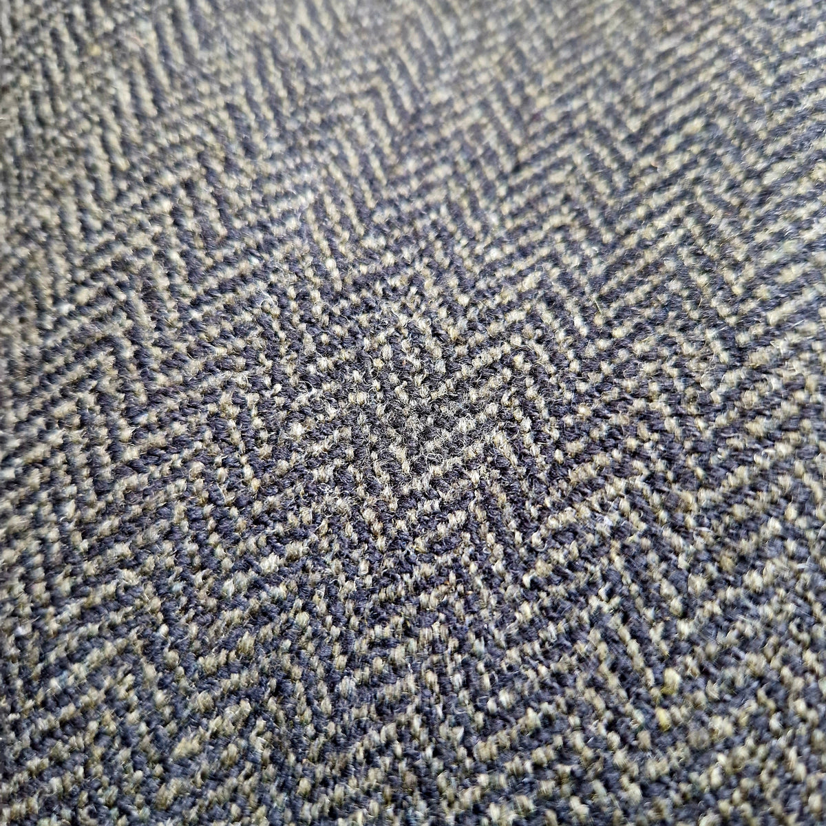 Einzigartiger und nachhaltiger Vintage Blazer in schwarz-oliv mit Fischgrätmuster. Pattern.