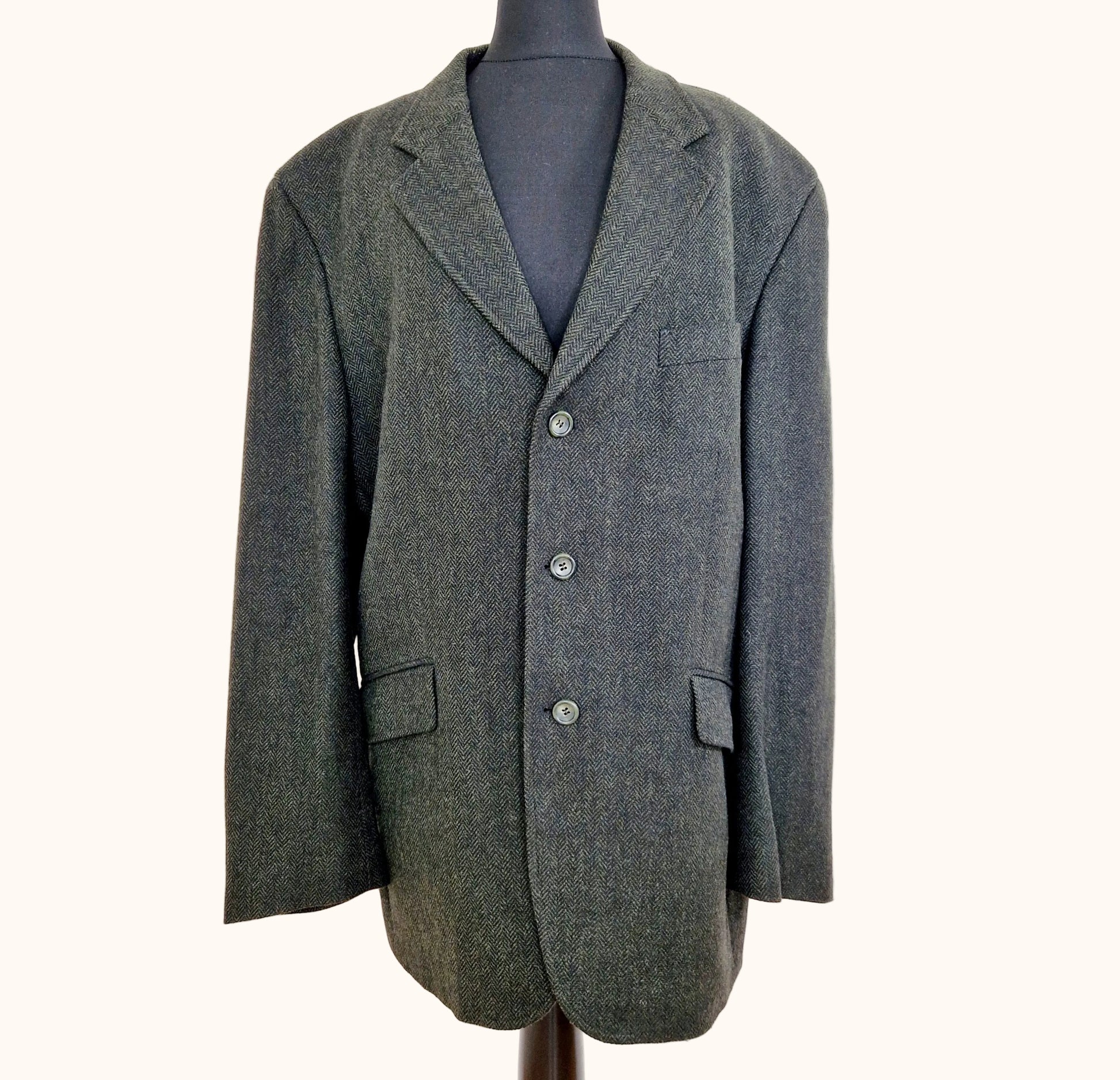 Einzigartiger und nachhaltiger Vintage Blazer in schwarz-oliv mit Fischgrätmuster. Front.