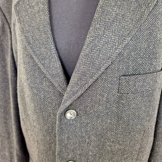 Einzigartiger und nachhaltiger Vintage Blazer in schwarz-oliv mit Fischgrätmuster. Close-up.