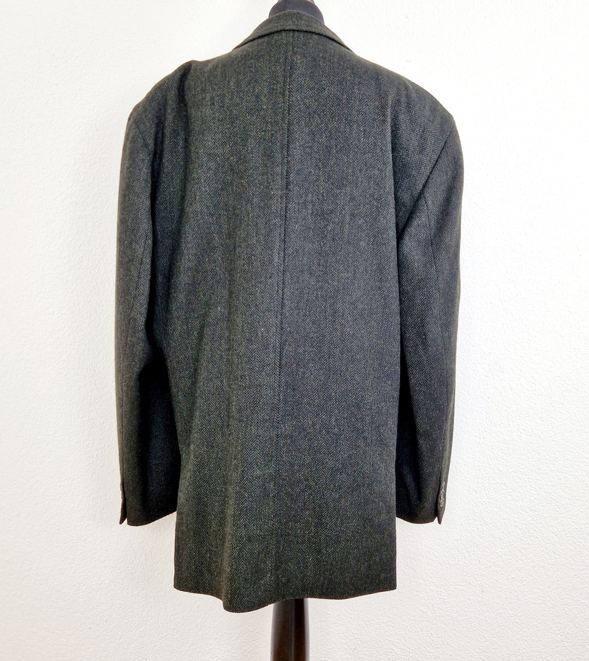 Einzigartiger und nachhaltiger Vintage Blazer in schwarz-oliv mit Fischgrätmuster. Back.