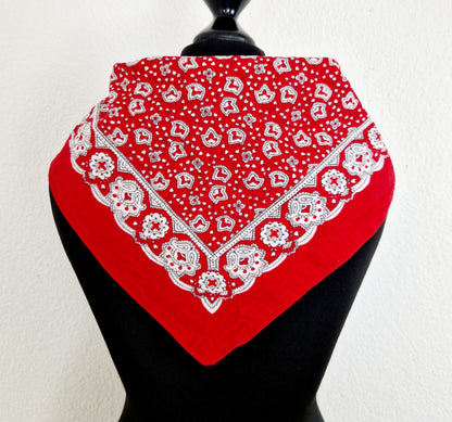 Einzigartiges und nachhaltiges Vintage Bandana in rot-weiss. Unique and sustainable vintage bandana in red-white. Back.