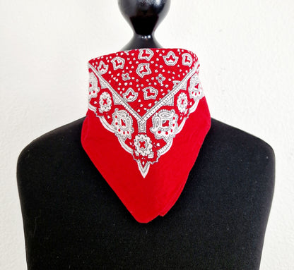 Einzigartiges und nachhaltiges Vintage Bandana in rot-weiss. Unique and sustainable vintage bandana in red-white. Front 1.