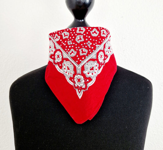 Einzigartiges und nachhaltiges Vintage Bandana in rot-weiss. Unique and sustainable vintage bandana in red-white. Front 1.
