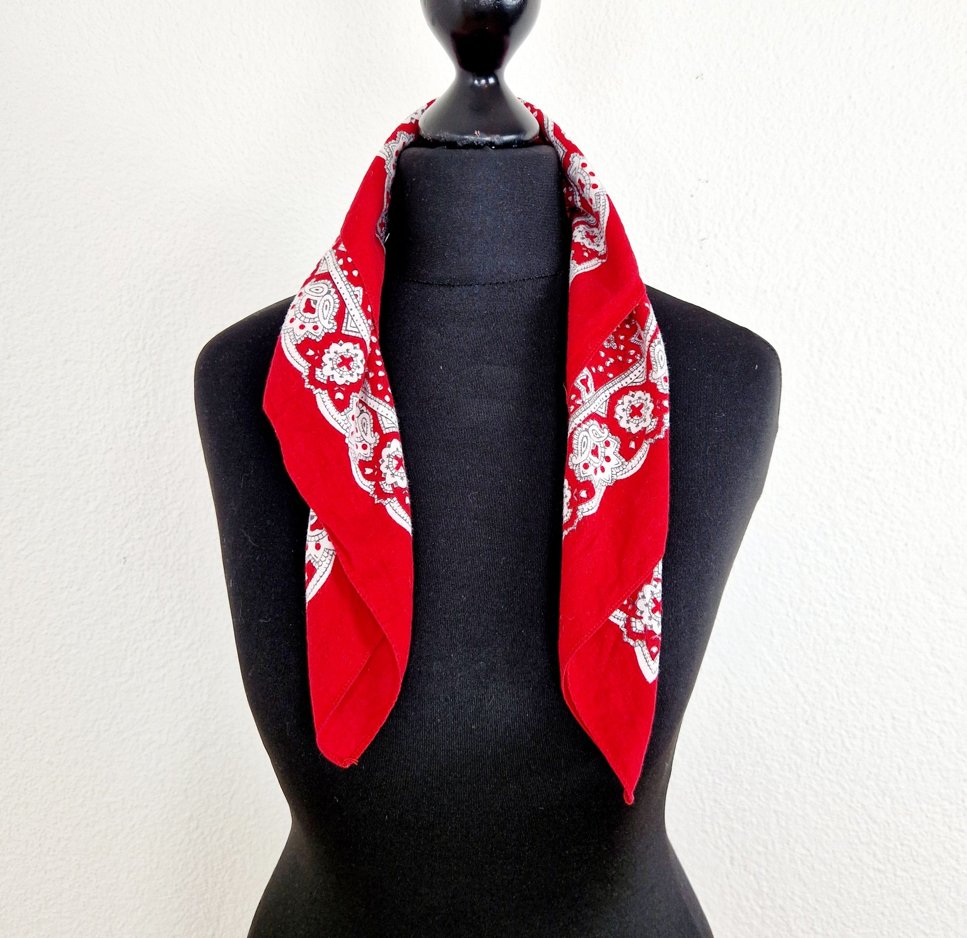 Einzigartiges und nachhaltiges Vintage Bandana in rot-weiss. Unique and sustainable vintage bandana in red-white. Front 2.