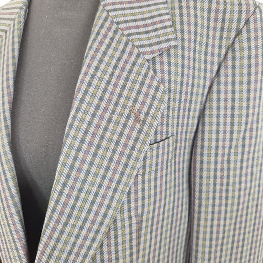 Einzigartiger und nachhaltiger Vintage Blazer in anthrazit-bordeaux-oliv, kariert. Close-up.