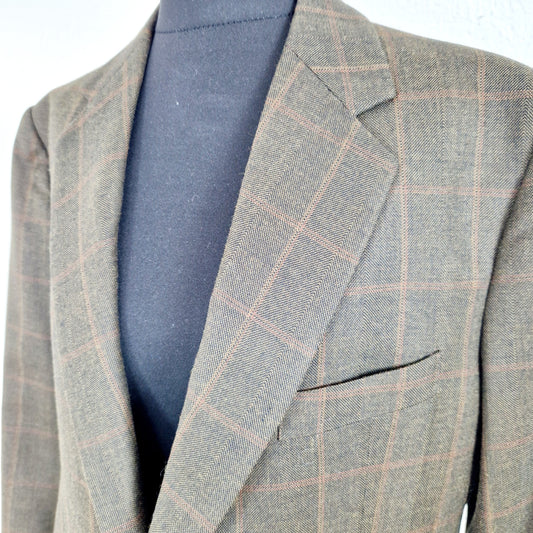 Einzigartiger und nachhaltiger, karierter Vintage Blazer in braun-rotbraun. Close-up.