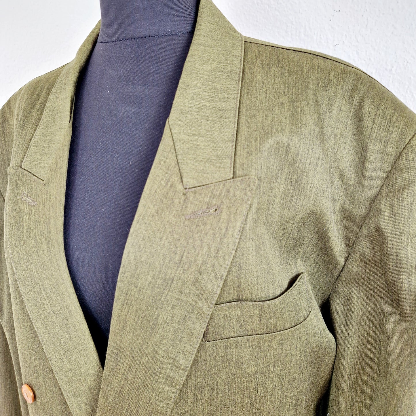 Einzigartiger und nachhaltiger Vintage Blazer (Men) in olivgrün. Unique and sustainable vintage blazer (men) in olive green. Close-up.