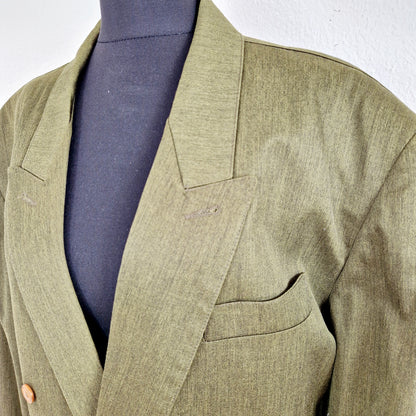 Einzigartiger und nachhaltiger Vintage Blazer (Men) in olivgrün. Unique and sustainable vintage blazer (men) in olive green. Close-up.