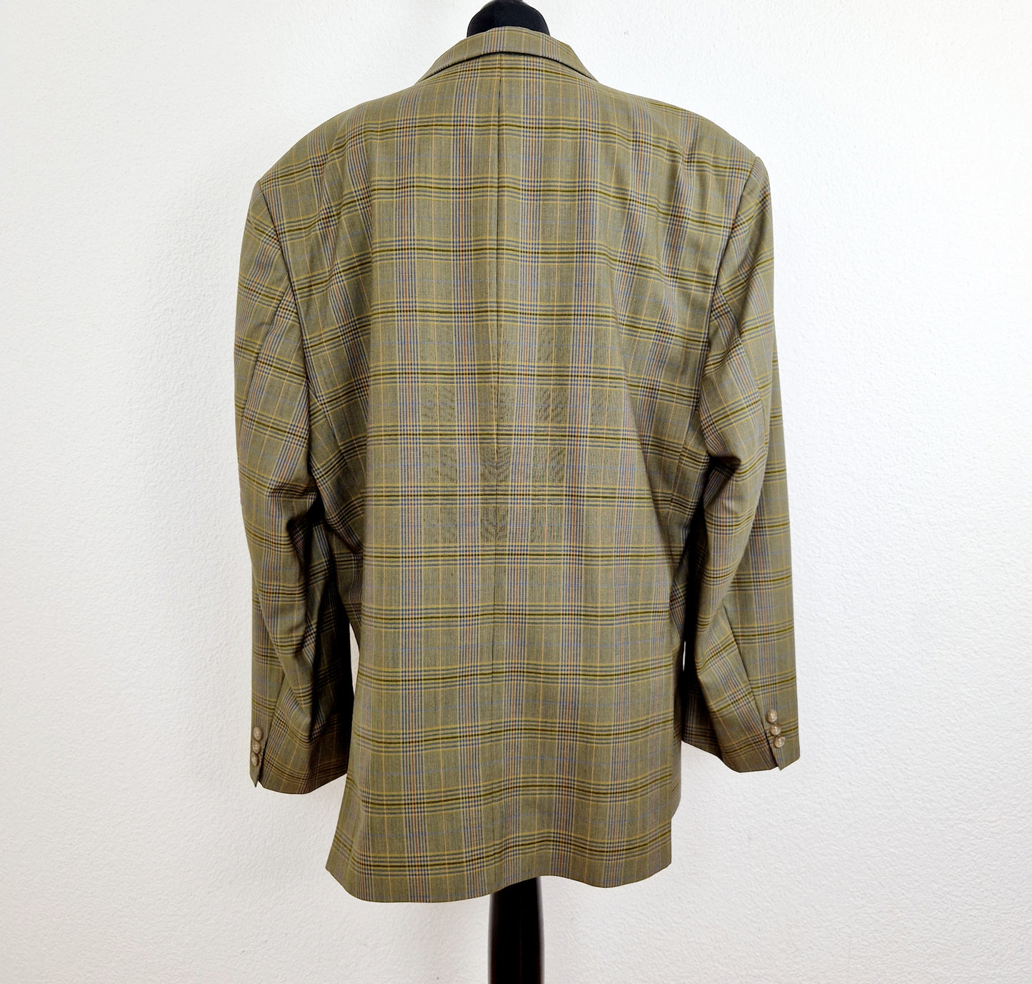 Einzigartiger und nachhaltiger, karierter Vintage Blazer in oliv-blau-rot.  Back.
