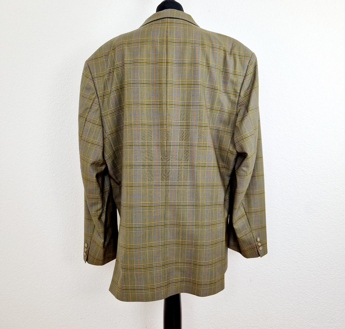 Einzigartiger und nachhaltiger, karierter Vintage Blazer in oliv-blau-rot.  Back.