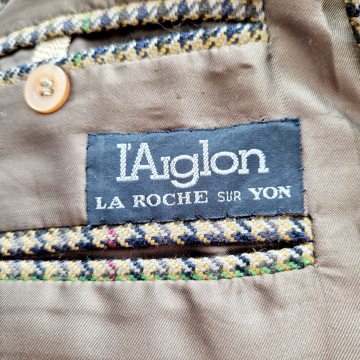 Einzigartiger und nachhaltiger,  karierter Vintage Blazer mit Glencheck-Muster in khaki-beige-dunkelblau. Tag.