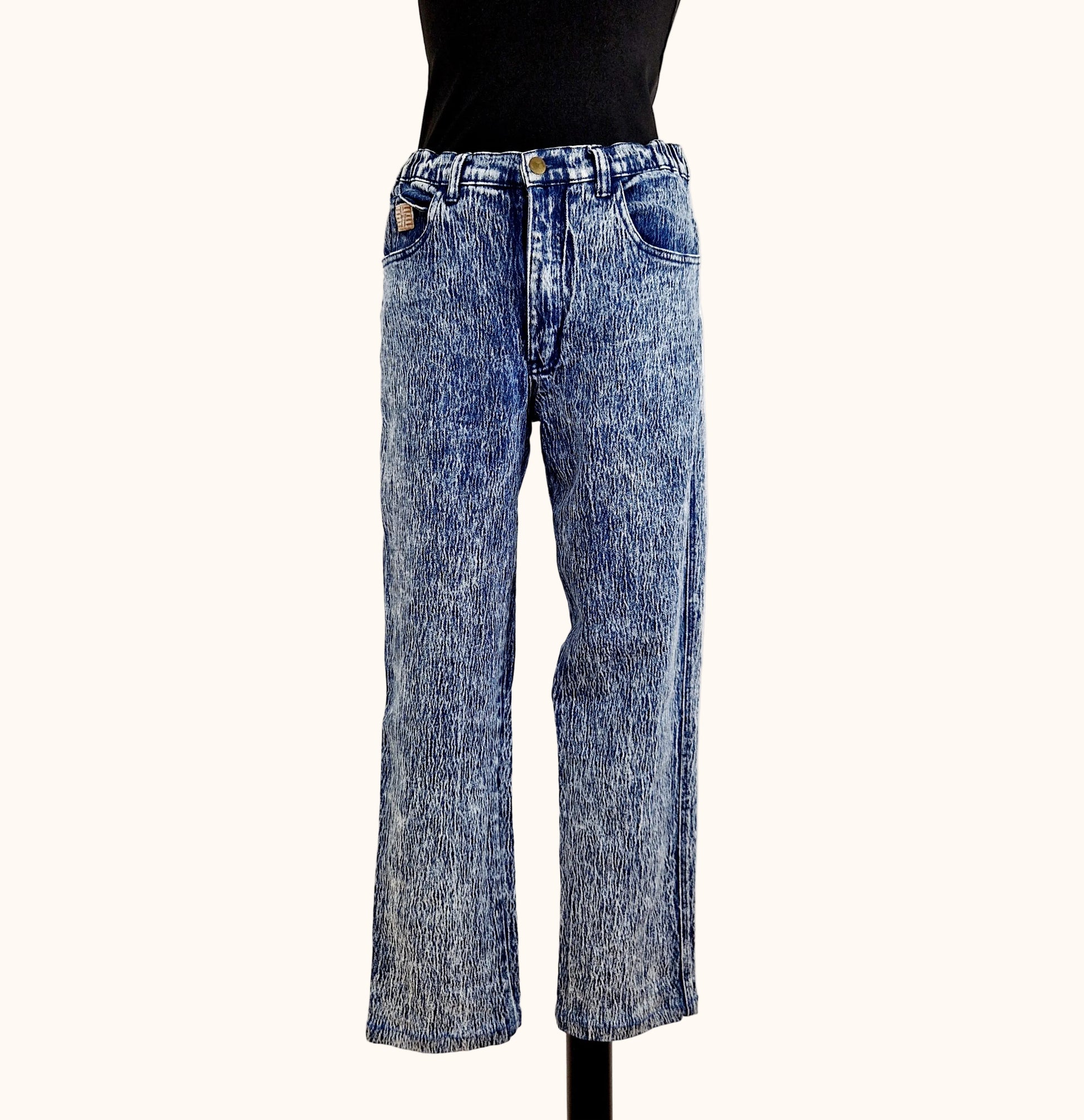 Einzigartige und nachhaltige Vintage Jeans, snow-wash. Model.