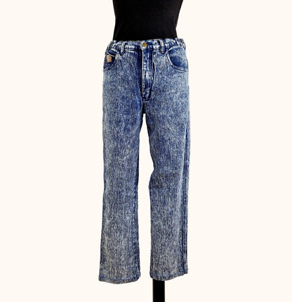 Einzigartige und nachhaltige Vintage Jeans, snow-wash. Model.