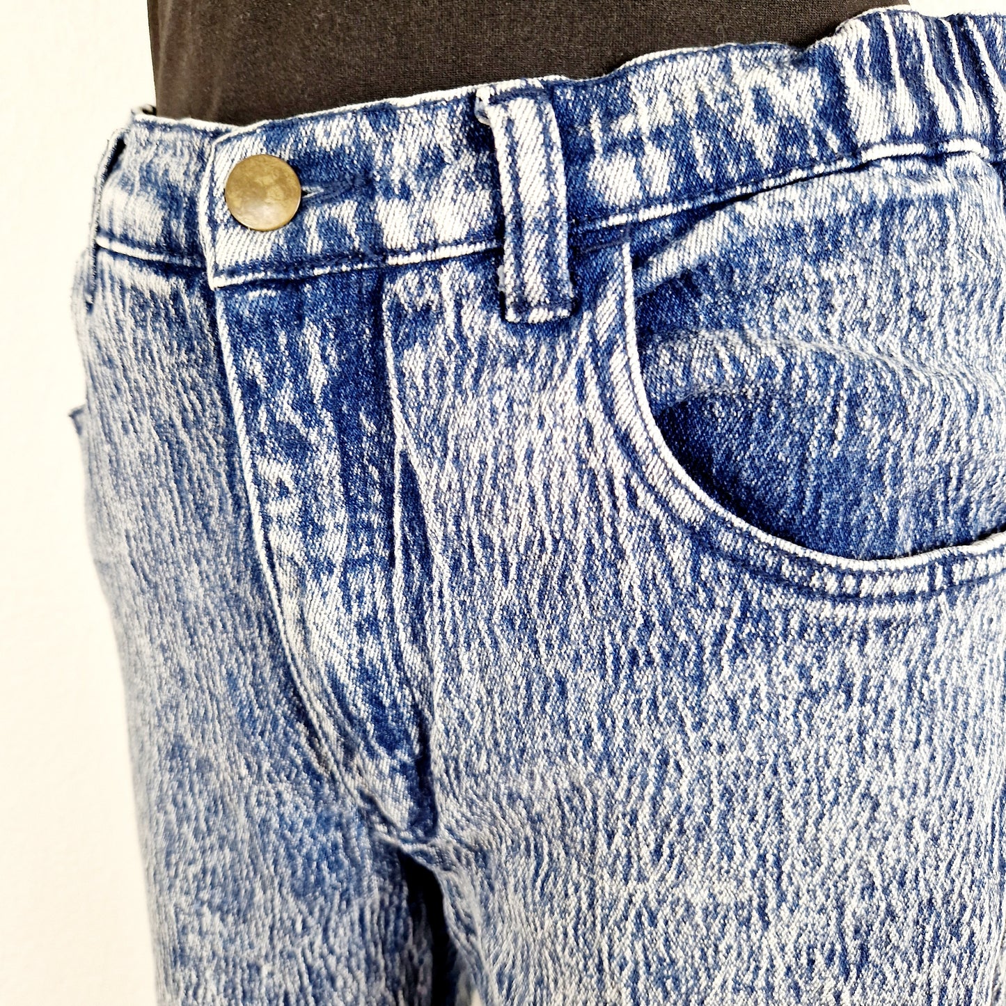 Einzigartige und nachhaltige Vintage Jeans, snow-wash. Close-up.