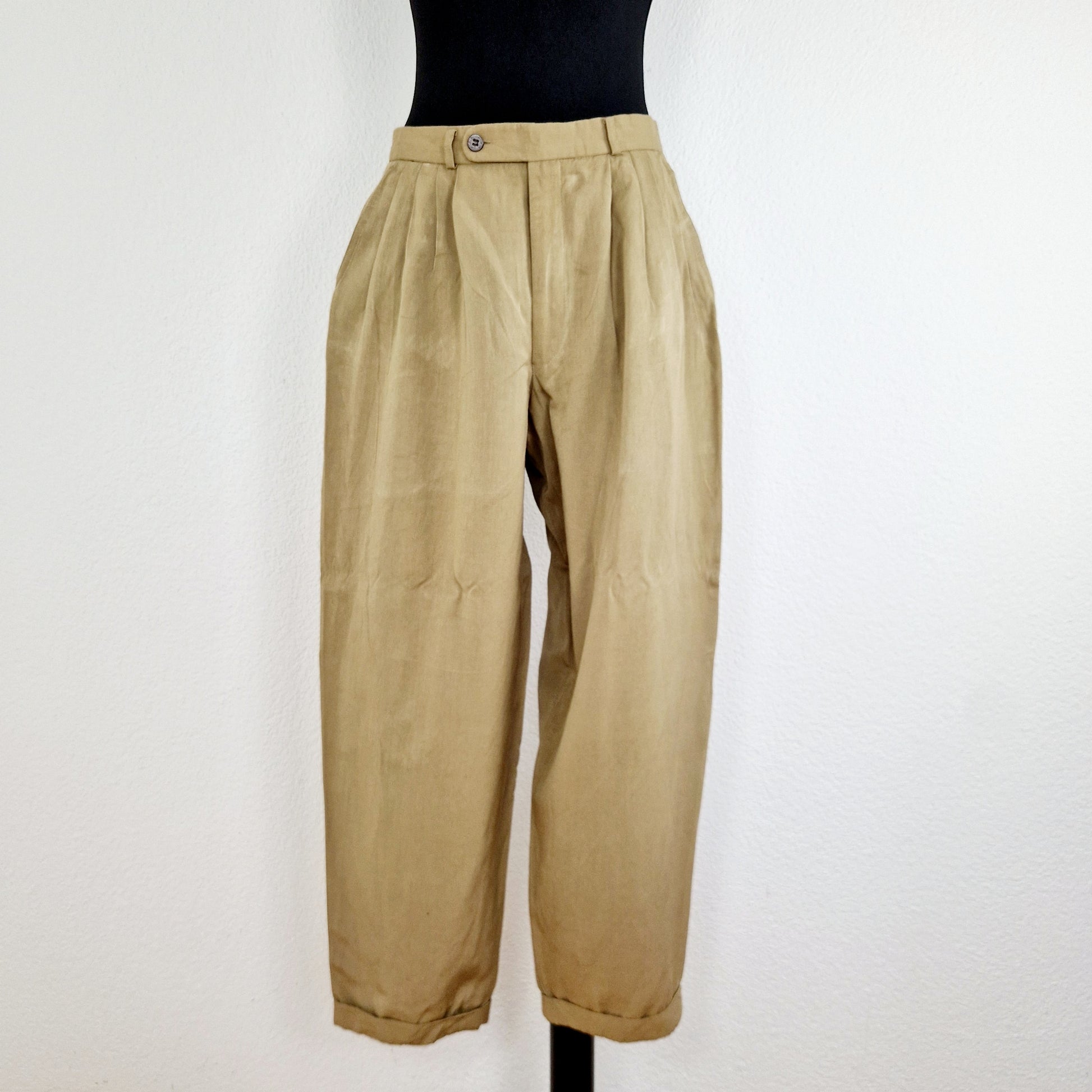 Einzigartige und nachhaltige Vintage Hose in khaki. Unique and sustainable vintage trousers in khaki. Front.