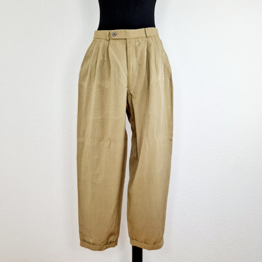 Einzigartige und nachhaltige Vintage Hose in khaki. Unique and sustainable vintage trousers in khaki. Front.