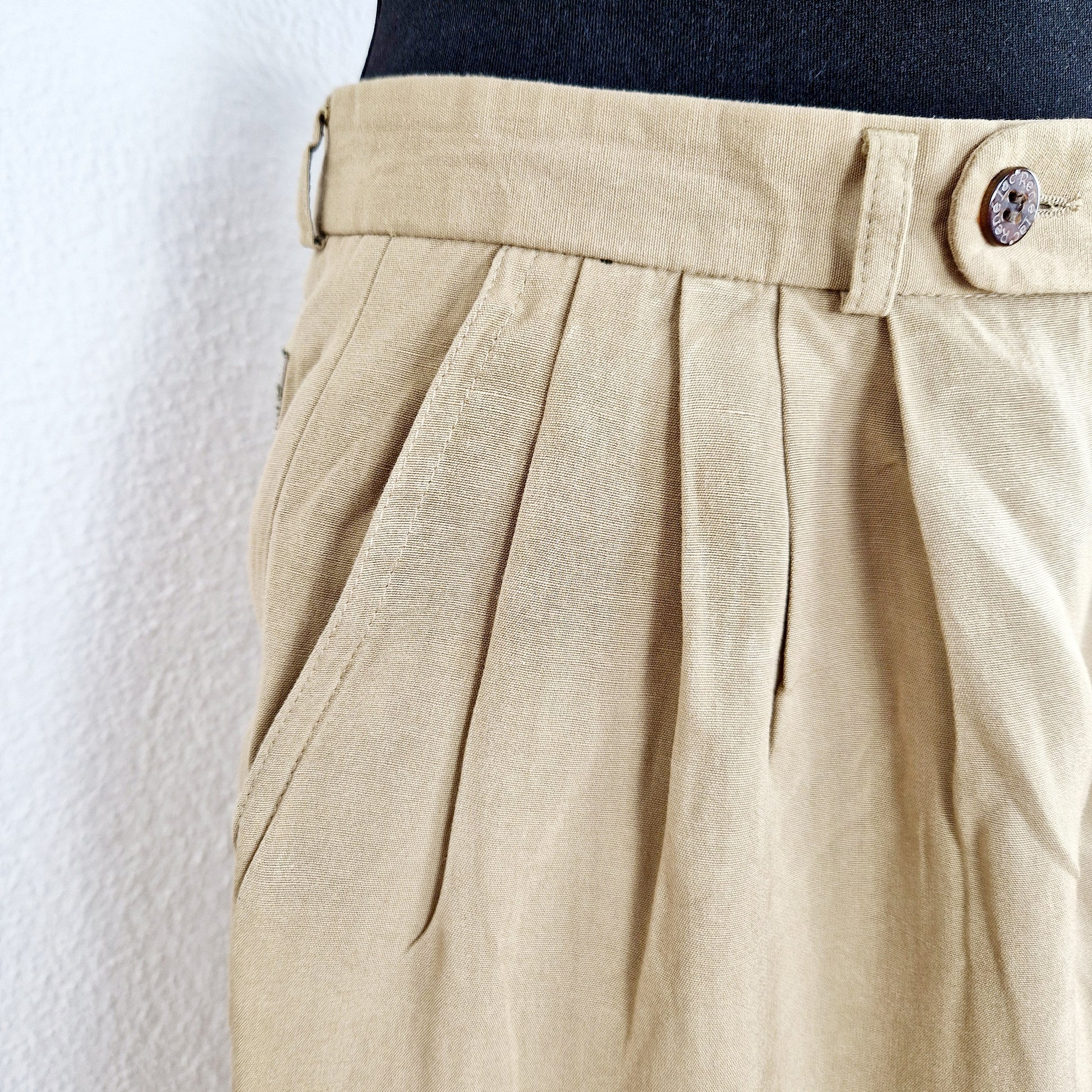 Einzigartige und nachhaltige Vintage Hose in khaki. Unique and sustainable vintage trousers in khaki. Close-up.
