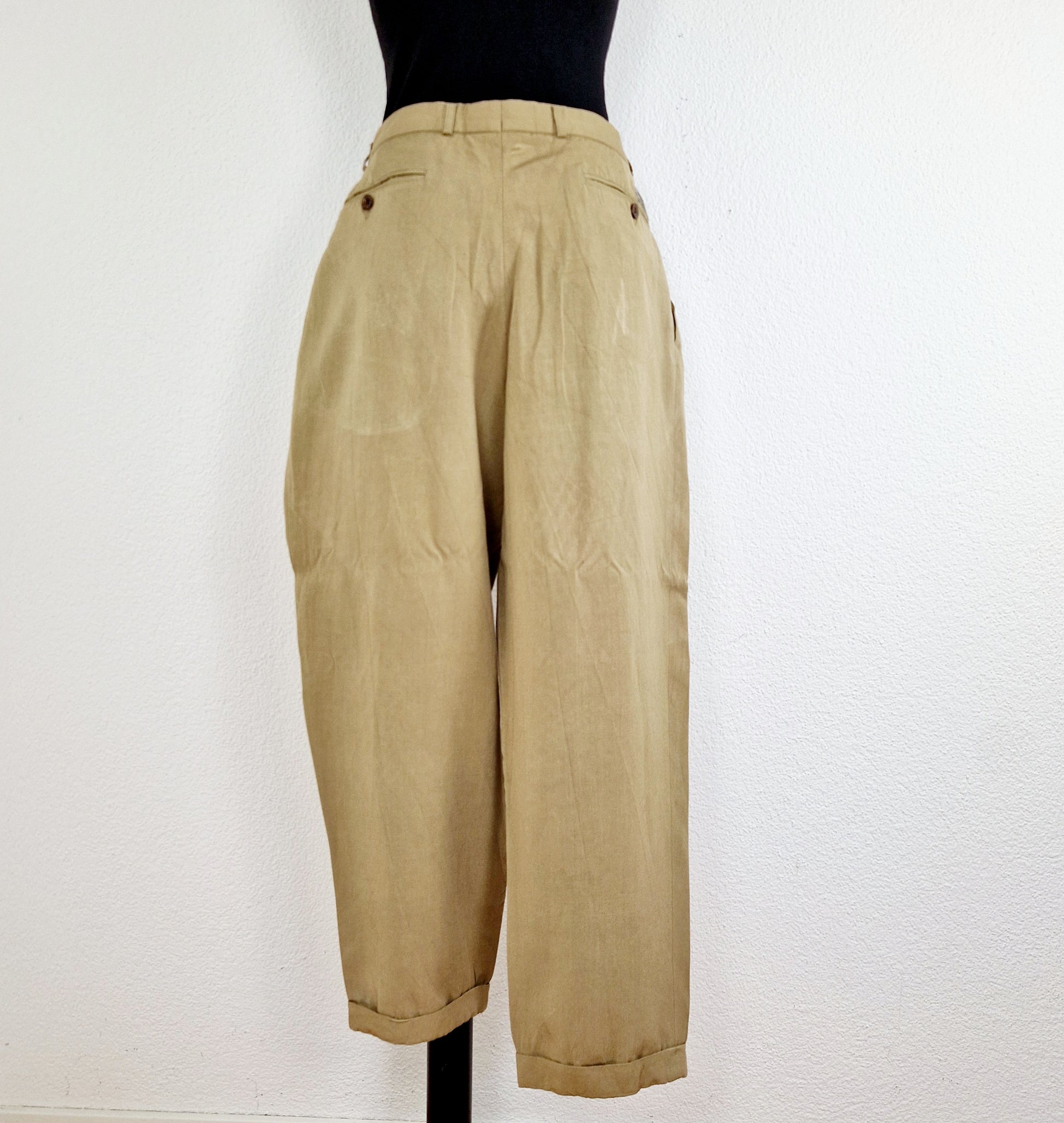 Einzigartige und nachhaltige Vintage Hose in khaki. Unique and sustainable vintage trousers in khaki. Back.