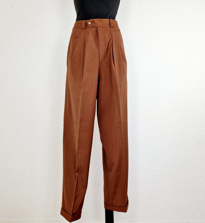 Einzigartige und nachhaltige Vintage Hose in Braun mit blauen Streifen. Unique and sustainable vintage trousers in brown with blue stripes. Front. 