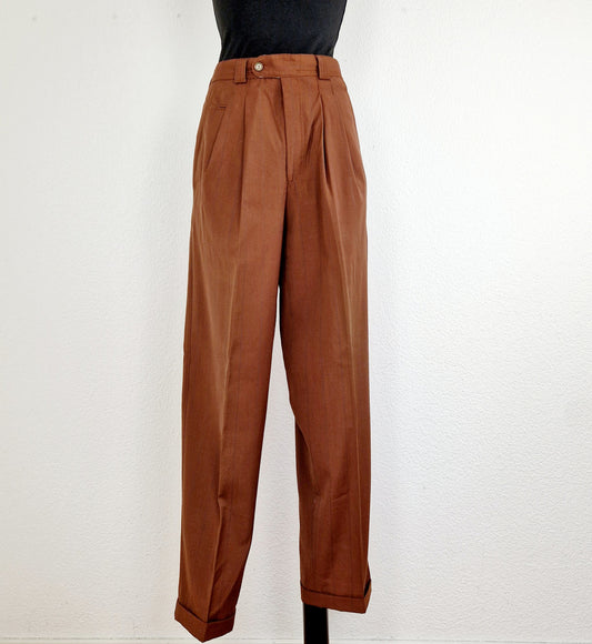 Einzigartige und nachhaltige Vintage Hose in Braun mit blauen Streifen. Unique and sustainable vintage trousers in brown with blue stripes. Front. 