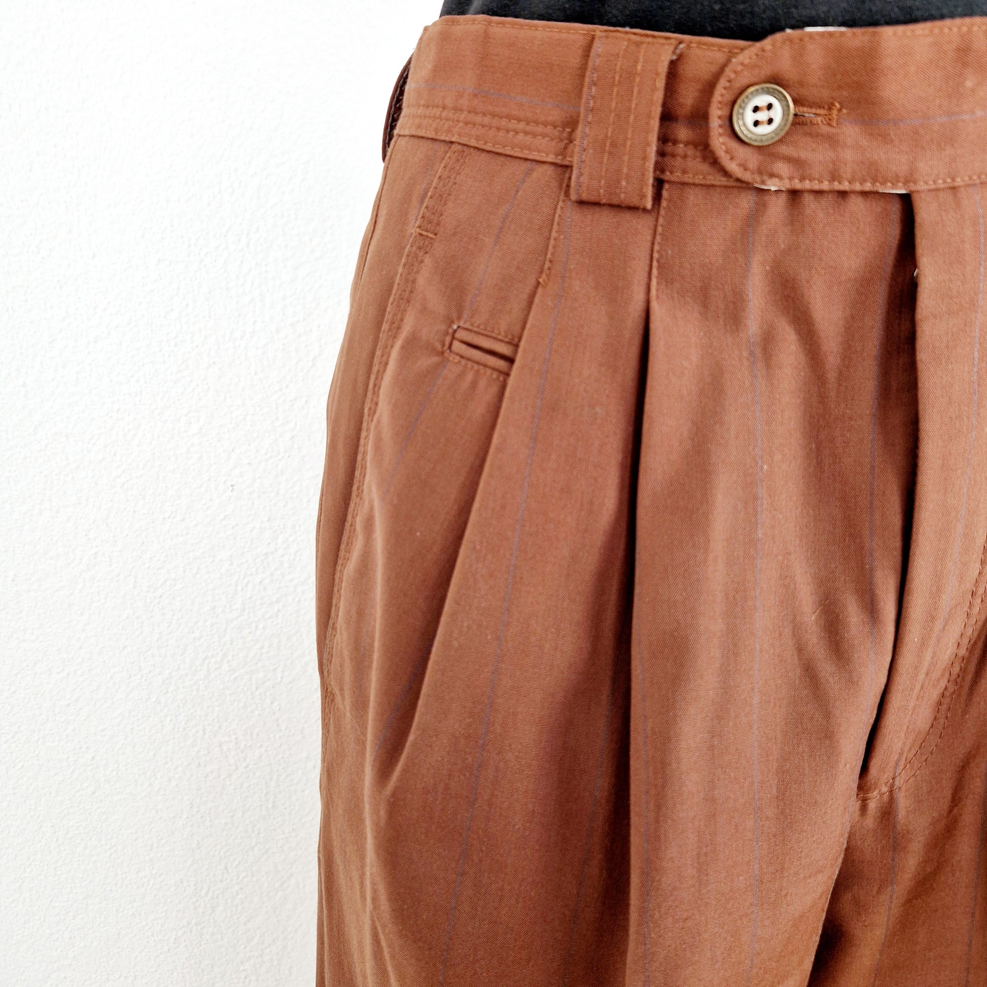 Einzigartige und nachhaltige Vintage Hose in Braun mit blauen Streifen. Unique and sustainable vintage trousers in brown with blue stripes. Close-up.