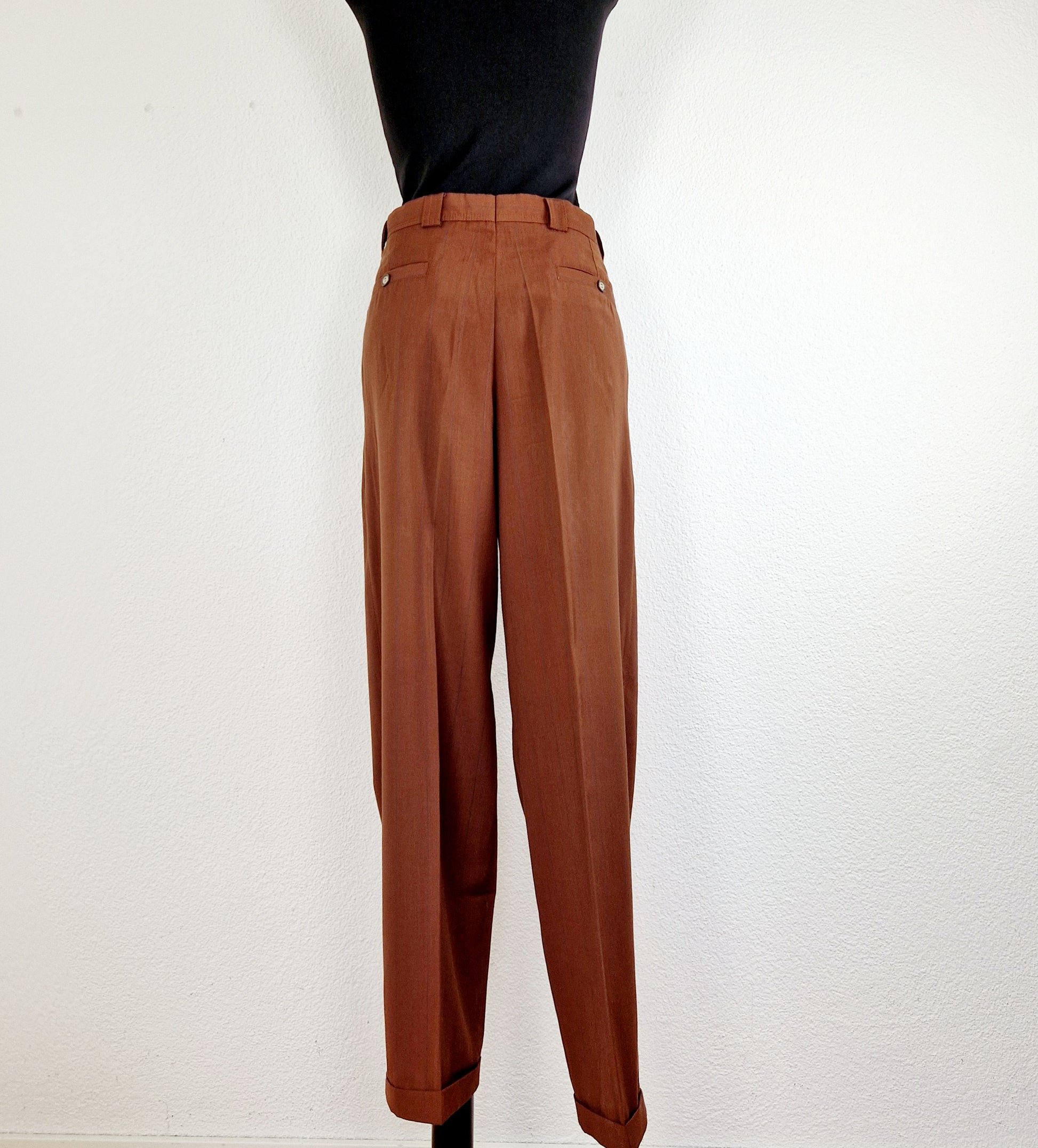 Einzigartige und nachhaltige Vintage Hose in Braun mit blauen Streifen. Unique and sustainable vintage trousers in brown with blue stripes. Back.