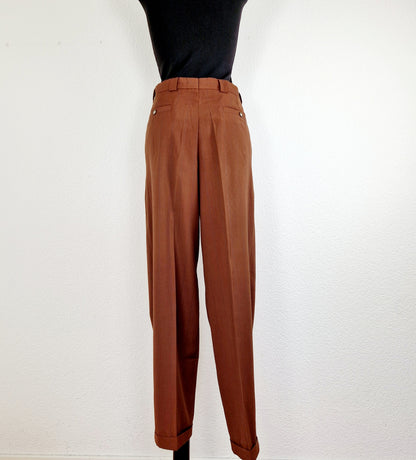 Einzigartige und nachhaltige Vintage Hose in Braun mit blauen Streifen. Unique and sustainable vintage trousers in brown with blue stripes. Back.