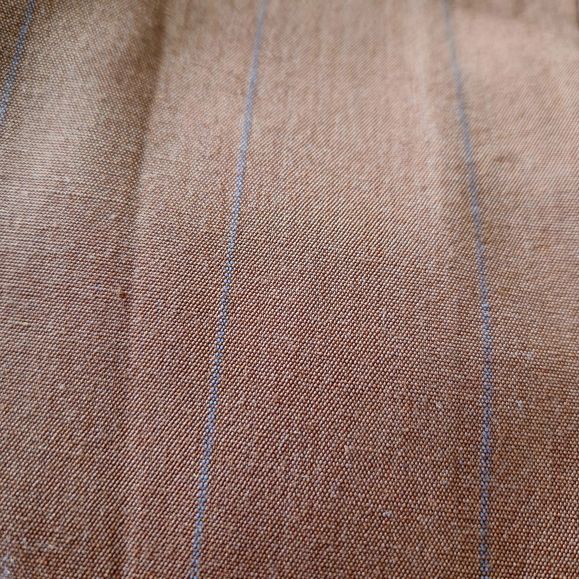 Einzigartige und nachhaltige Vintage Hose in Braun mit blauen Streifen. Unique and sustainable vintage trousers in brown with blue stripes. Close-up 2.