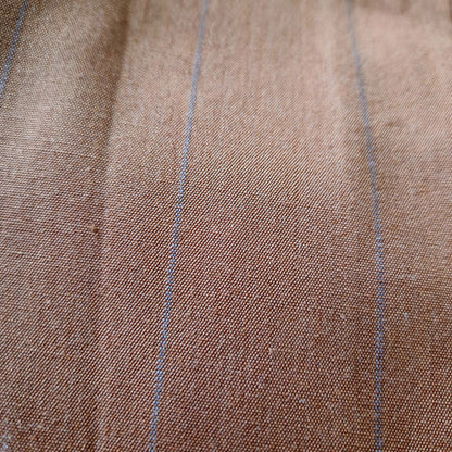 Einzigartige und nachhaltige Vintage Hose in Braun mit blauen Streifen. Unique and sustainable vintage trousers in brown with blue stripes. Close-up 2.