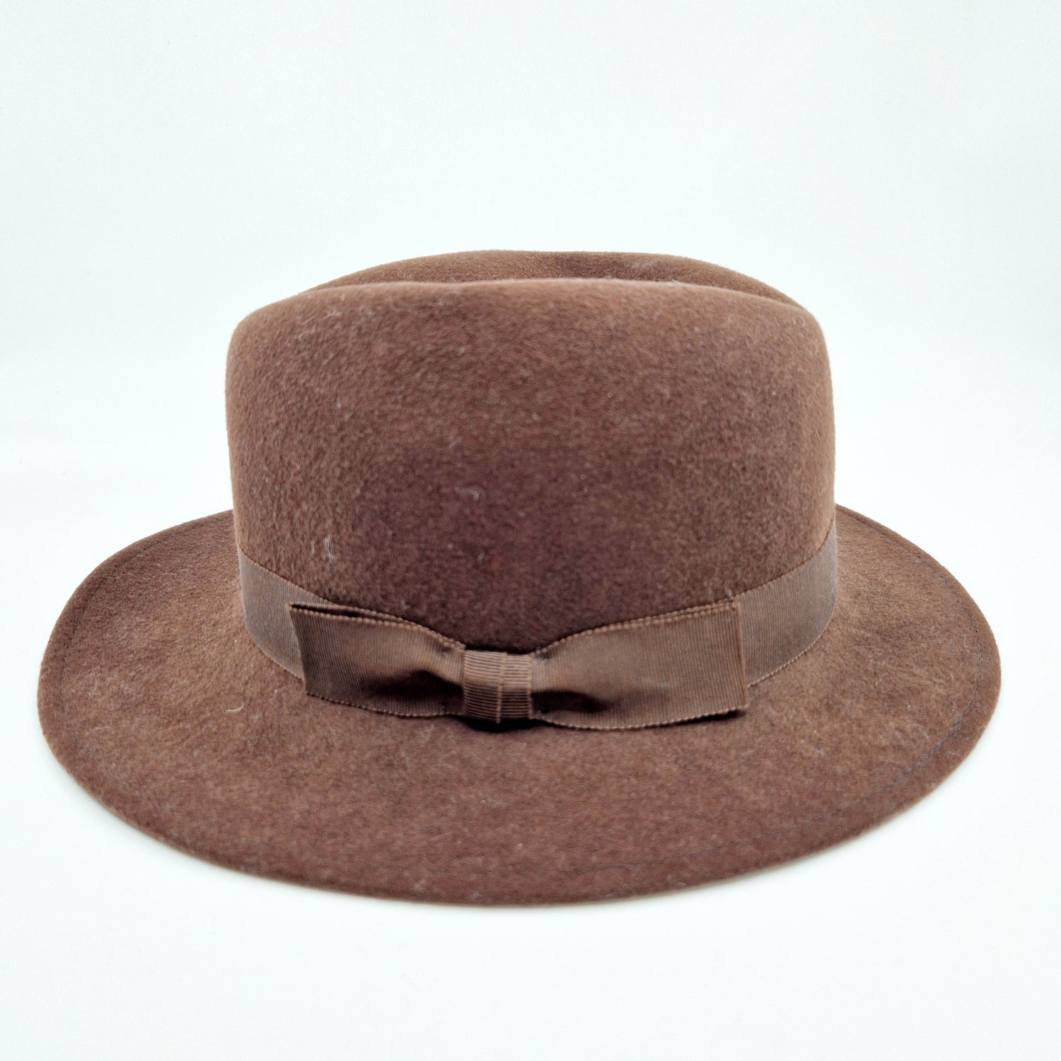 Einzigartiger und nachhaltiger Vintage Hut in braun. Unique and sustainable vintage hat in brown. Front.
