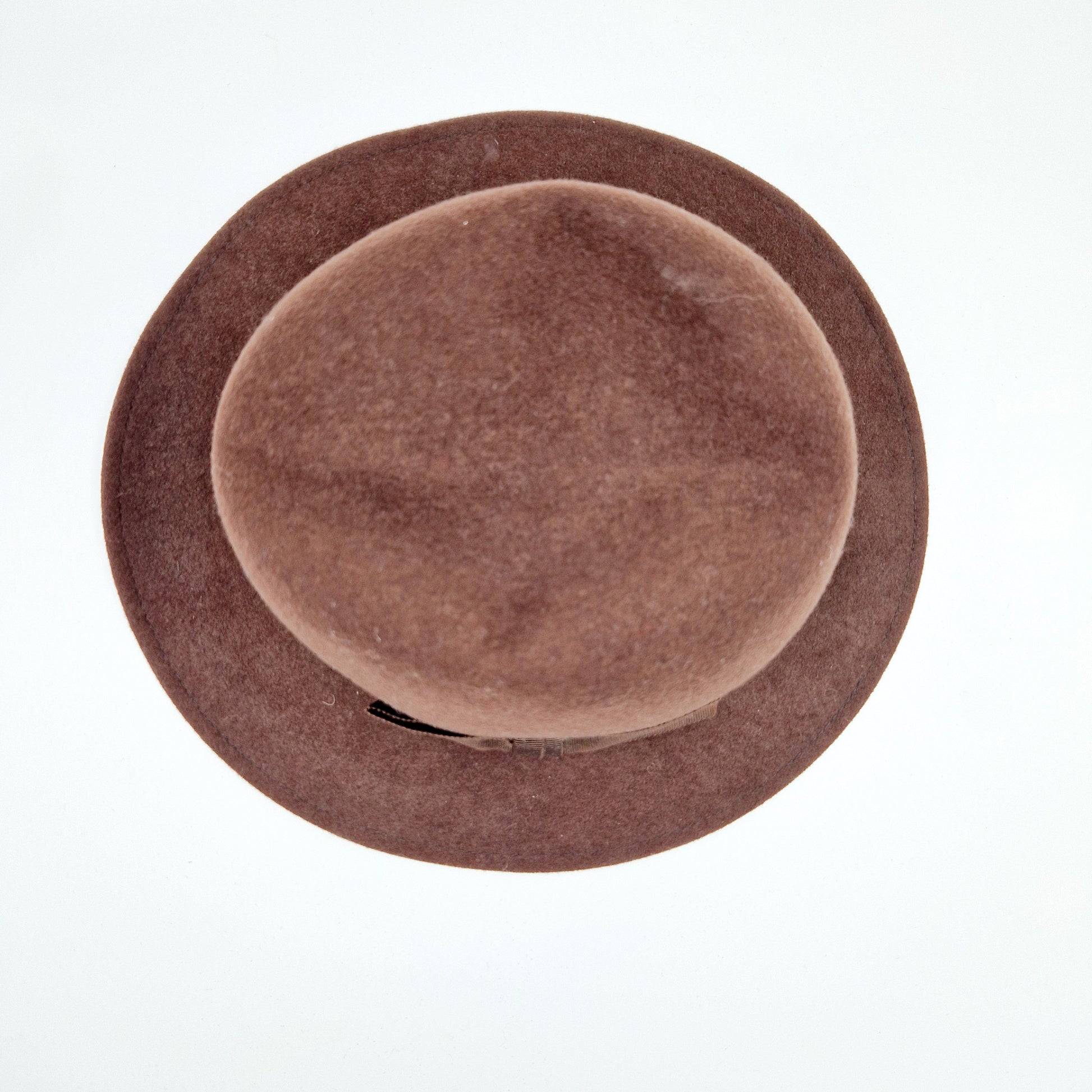 Einzigartiger und nachhaltiger Vintage Hut in braun. Unique and sustainable vintage hat in brown. Above.