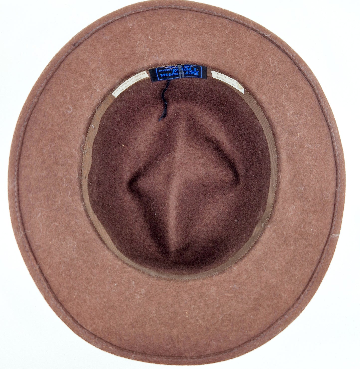 Einzigartiger und nachhaltiger Vintage Hut in braun. Unique and sustainable vintage hat in brown. Below.