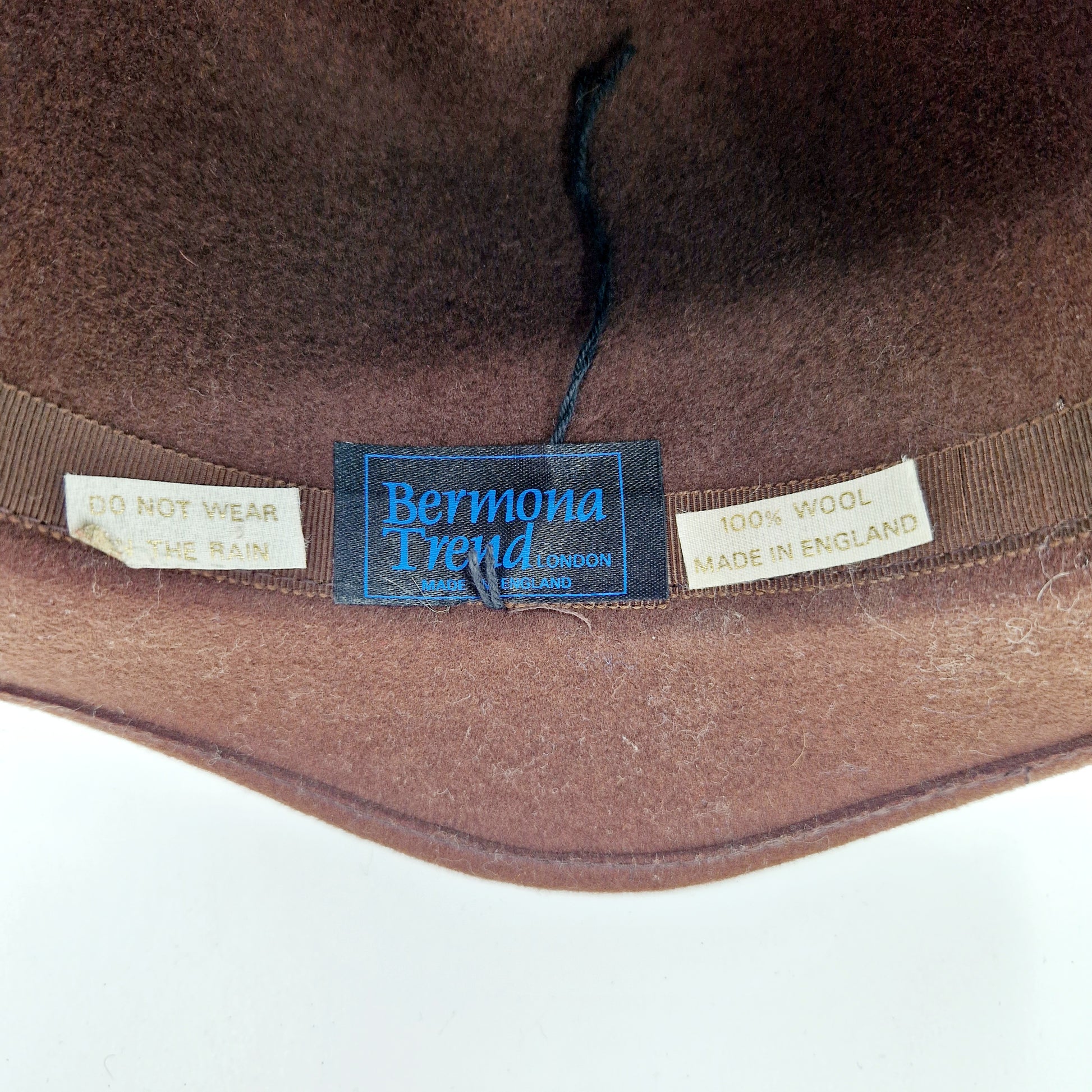 Einzigartiger und nachhaltiger Vintage Hut in braun. Unique and sustainable vintage hat in brown. Tag.