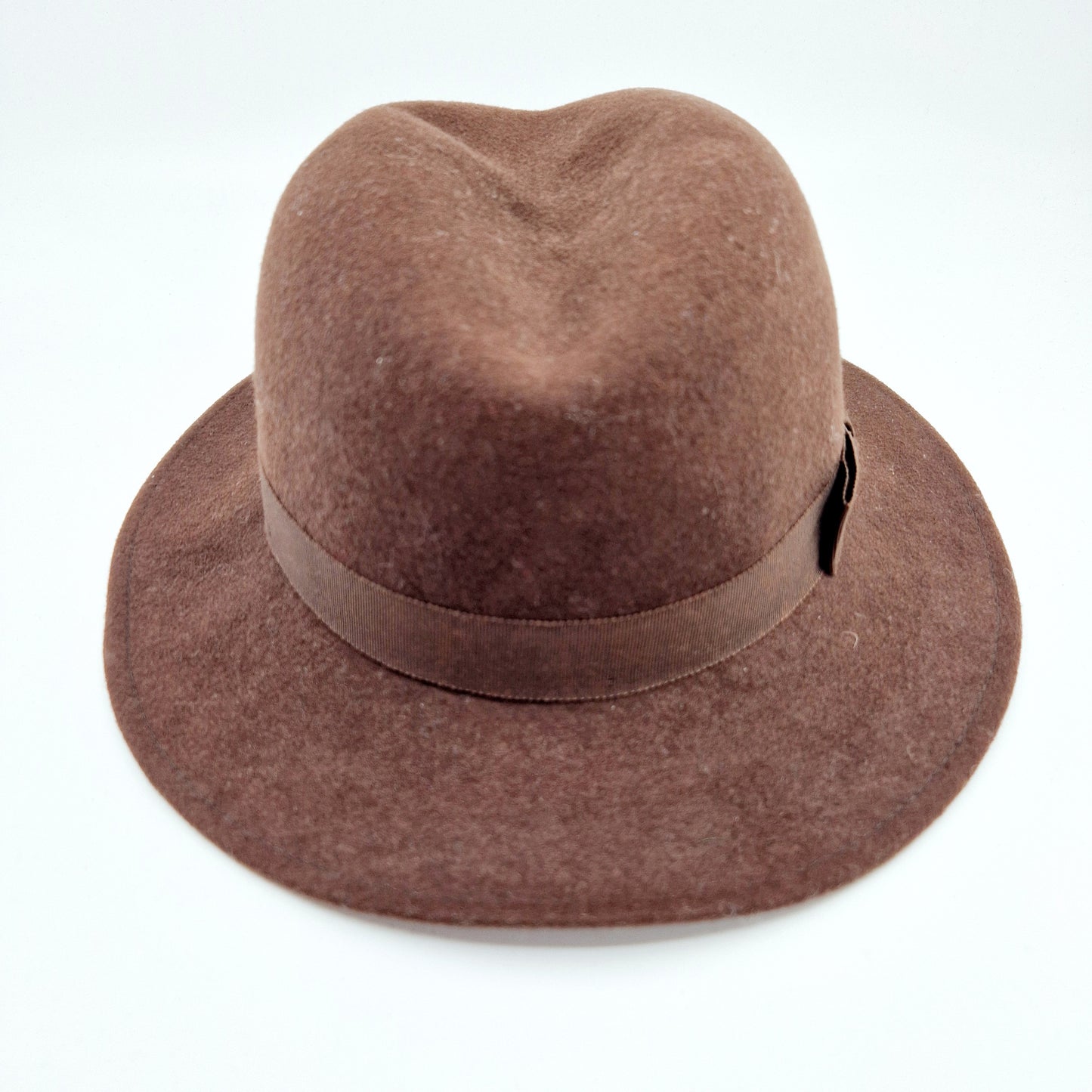 Einzigartiger und nachhaltiger Vintage Hut in braun. Unique and sustainable vintage hat in brown. Front 2.