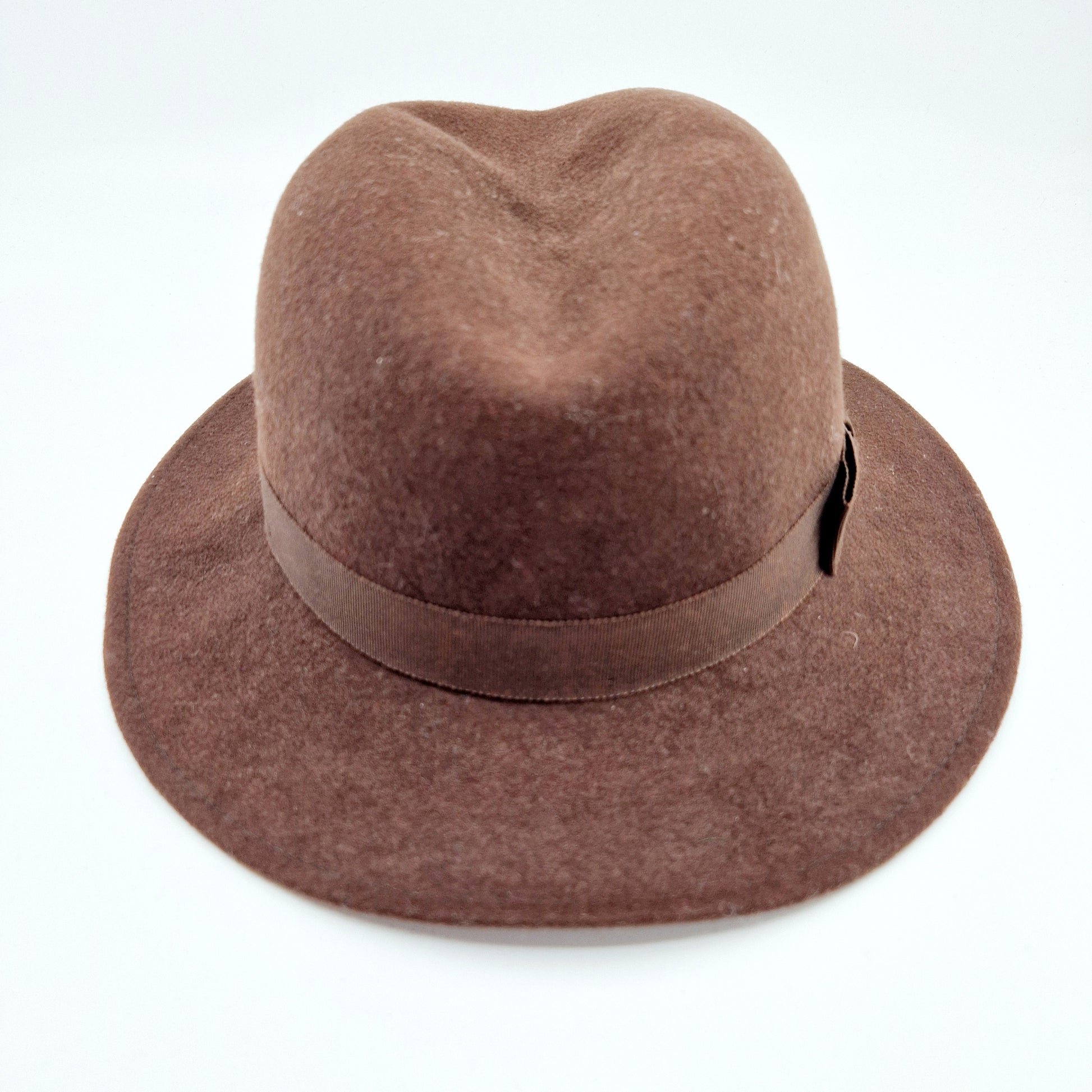 Einzigartiger und nachhaltiger Vintage Hut in braun. Unique and sustainable vintage hat in brown. Front 2.