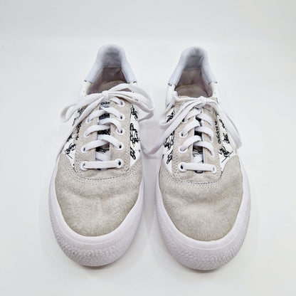 Einzigartiger und nachhaltiger Vintage Turnschuh, Goofy, von Adidas. Unique and sustainable vintage sneaker, goofy, from Adidas. Front.